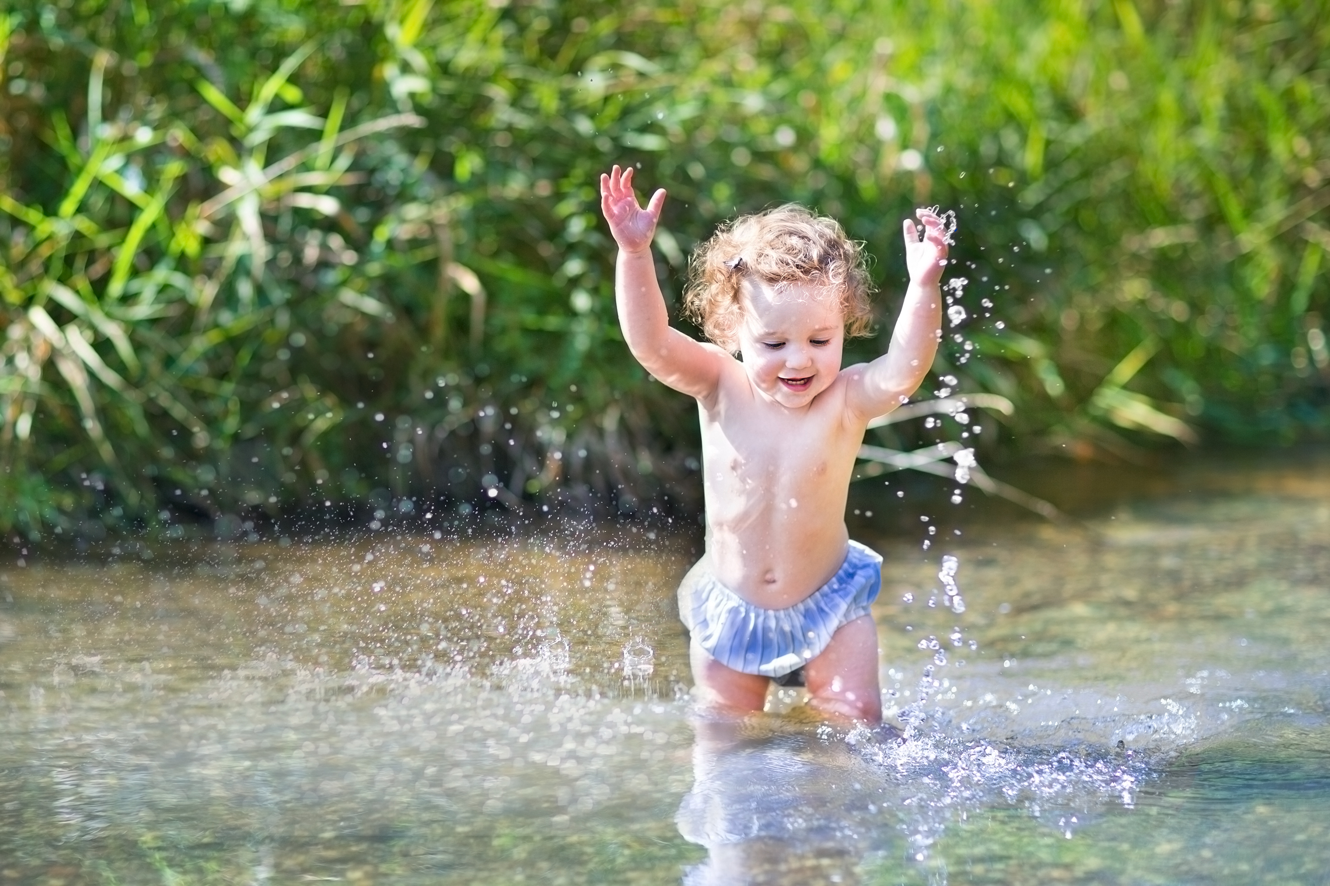 Купание. Дети купаются в реке. Лето дети купаются в реке. Закаливание. Купать ребенка.